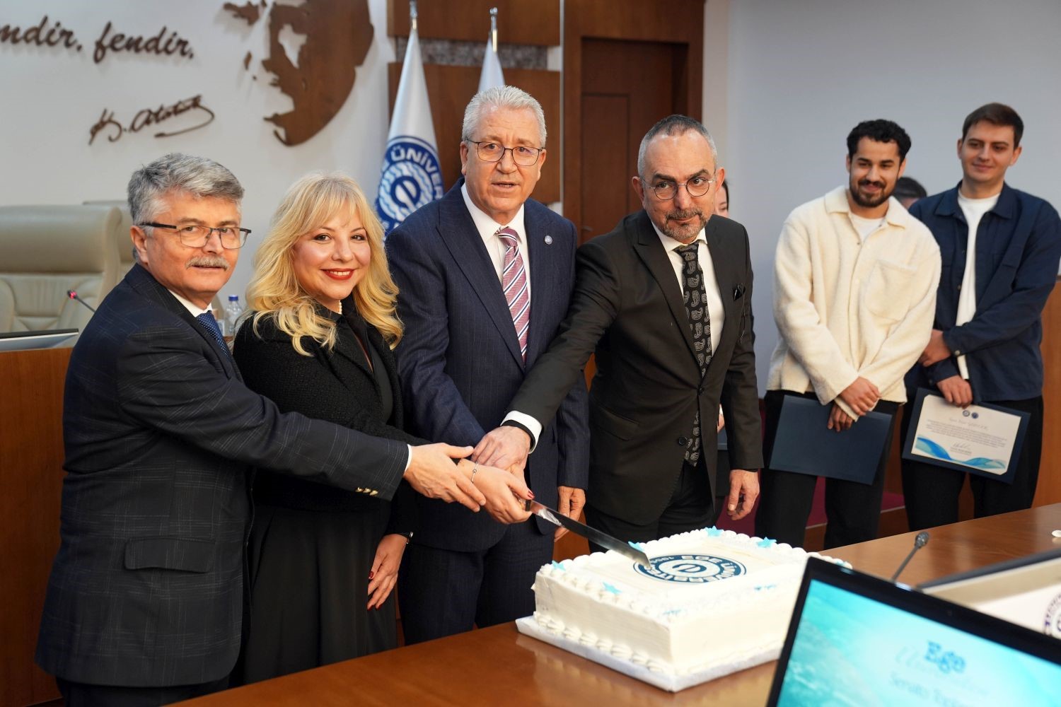 EÜ Senatosu’nda gururlandıran başarı pastayla kutlandı