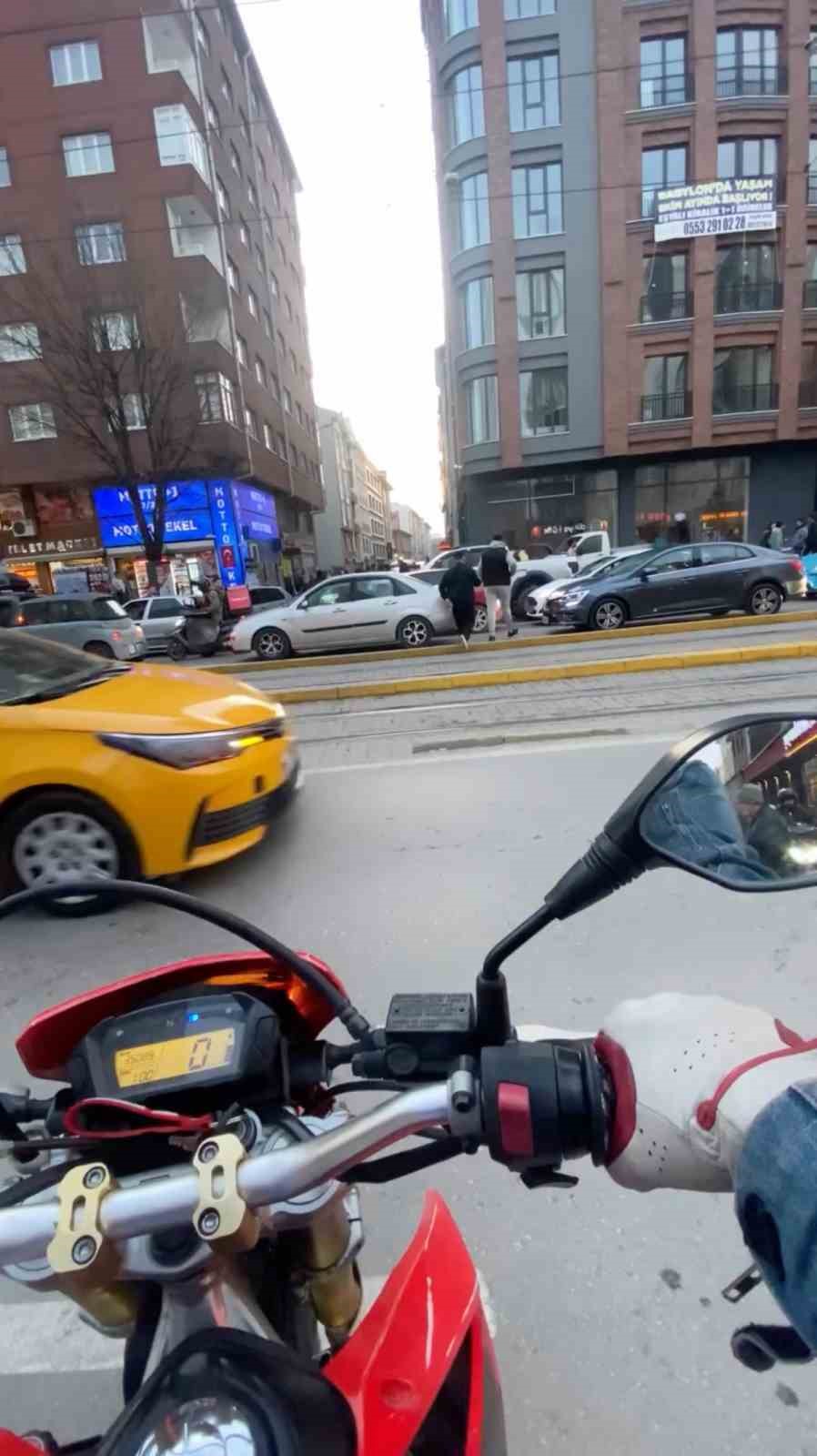 Eskişehir trafiğine takılmamak için tramvay yolunu kullandı