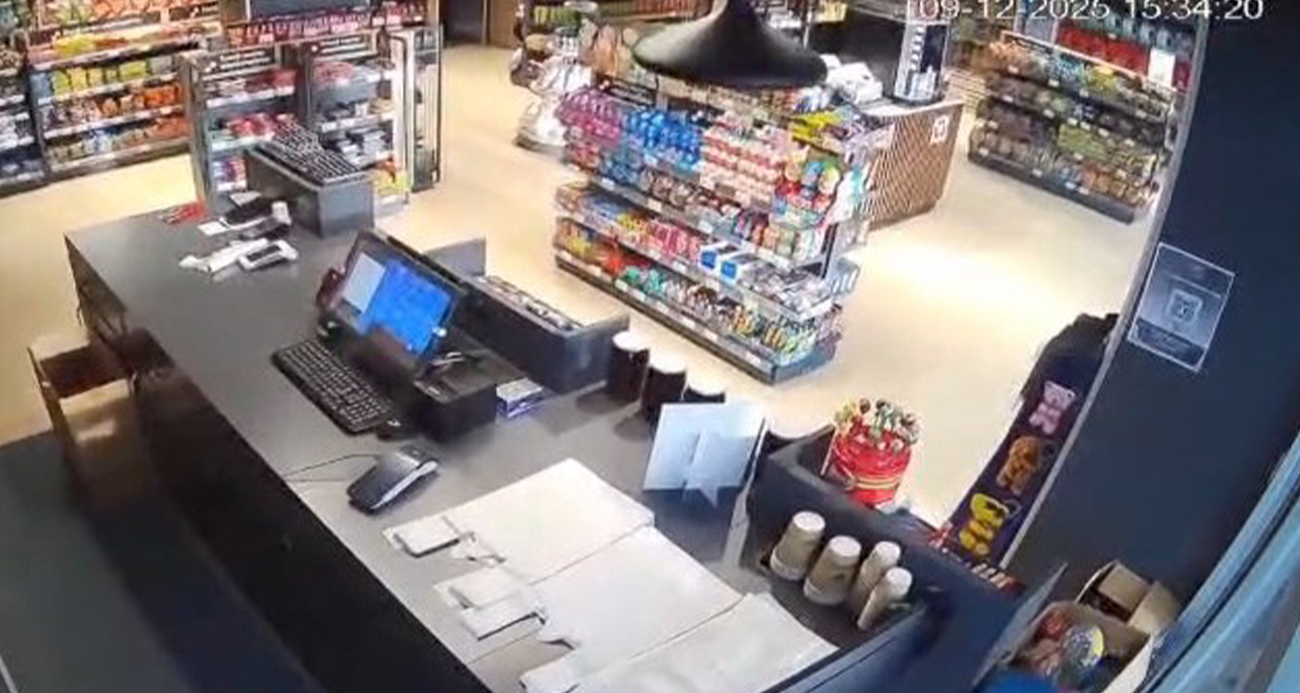 Tunceli’de 4.2’lik deprem anı güvenlik kamerasına yansıdı