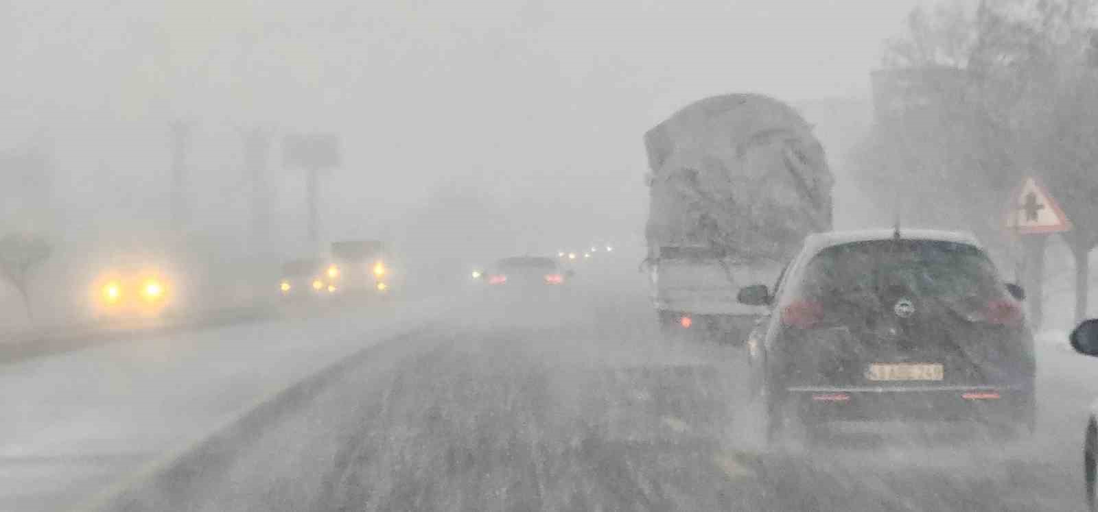 Tatvan’da kar yağışı