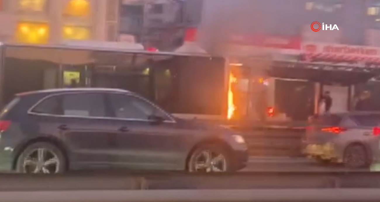 Küçükçekmece’de metrobüs yangını