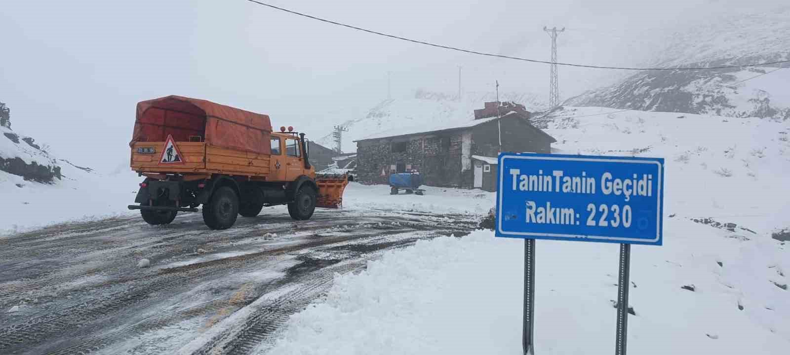 Şırnak’ta karlı yollar açılıyor