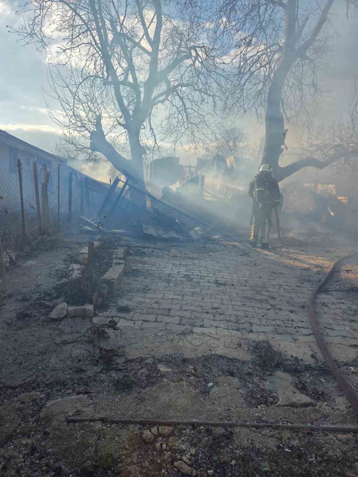 Korkuteli’nde yanan ev kullanılamaz hale geldi