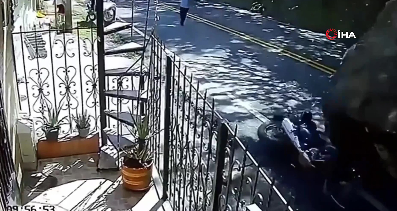 Yamaçtan kopan kayaların altından kalmaktan son anda kurtuldular