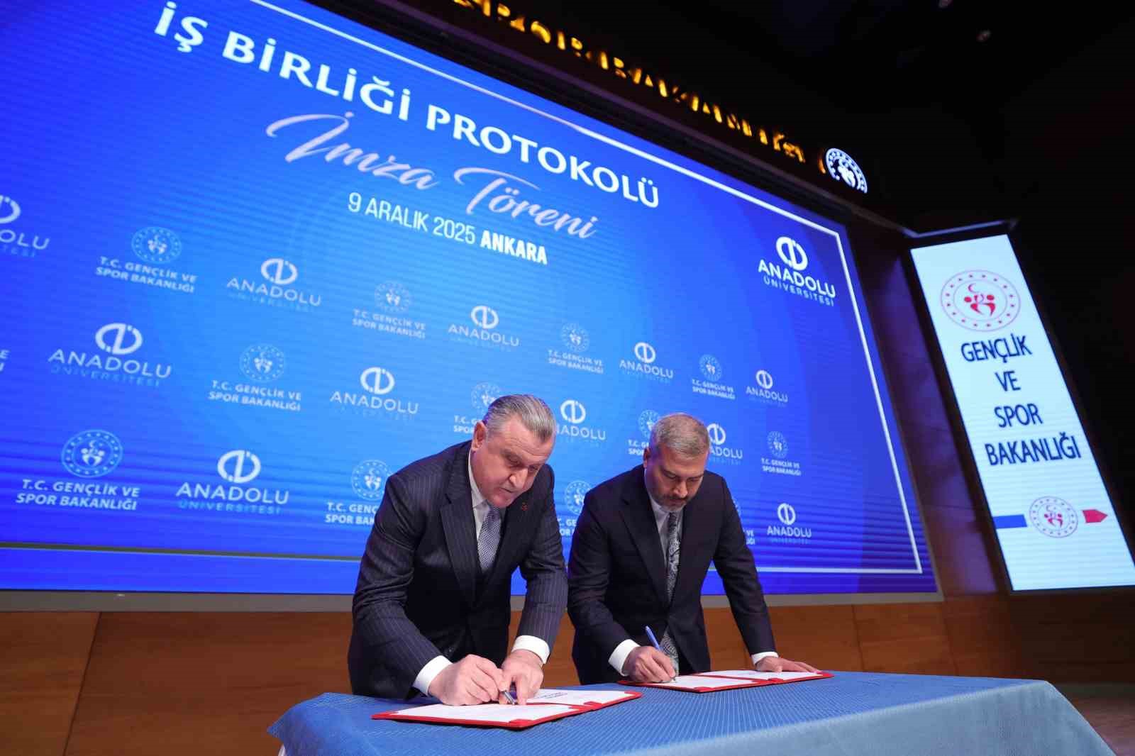 Anadolu Üniversitesi ile Gençlik ve Spor Bakanlığı Arasında Stratejik İş Birliği Protokolü imzalandı