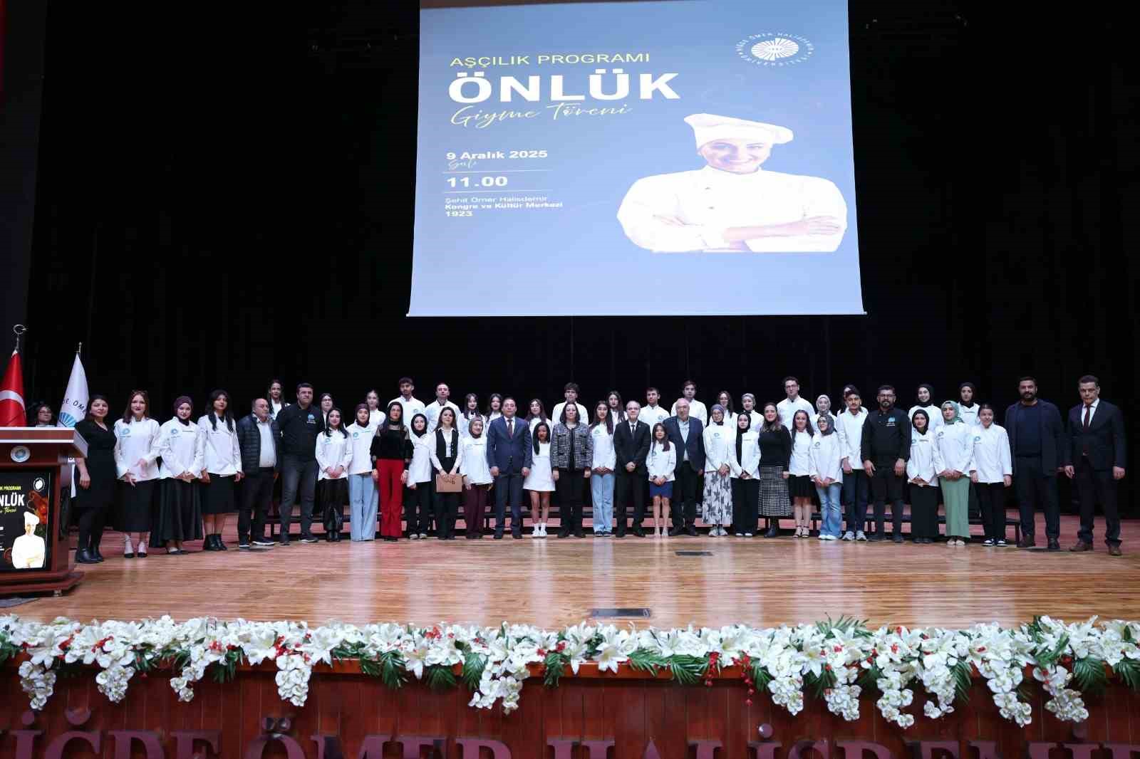 Niğde’de aşçılık öğrencileri beyaz önlüklerini giydi