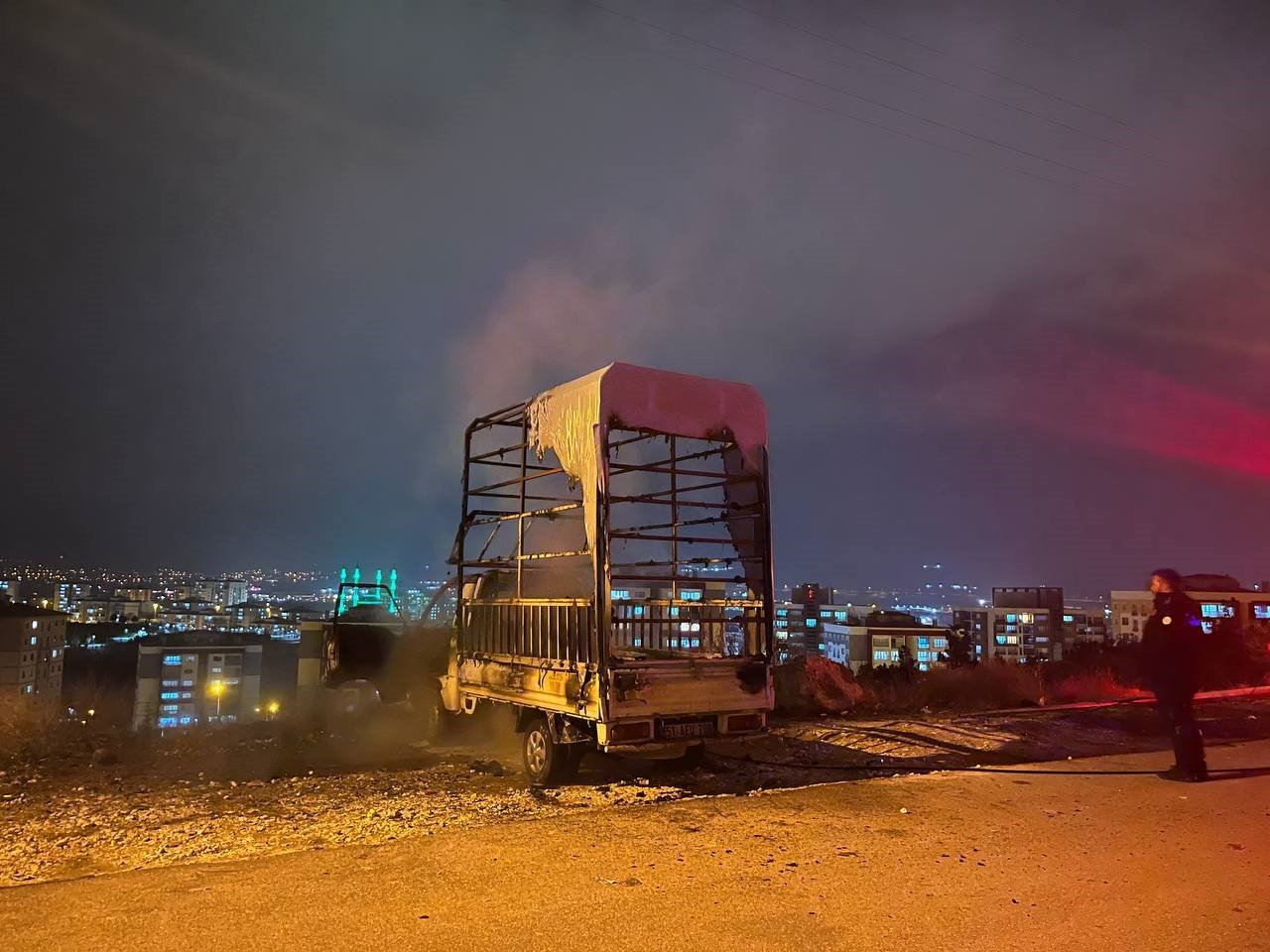 Niğde’de park halindeki kamyonette yangın çıktı