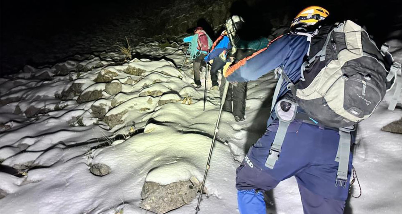 Karla kaplı dağa tırmanıp mahsur kalan 3 arkadaş kurtarıldı