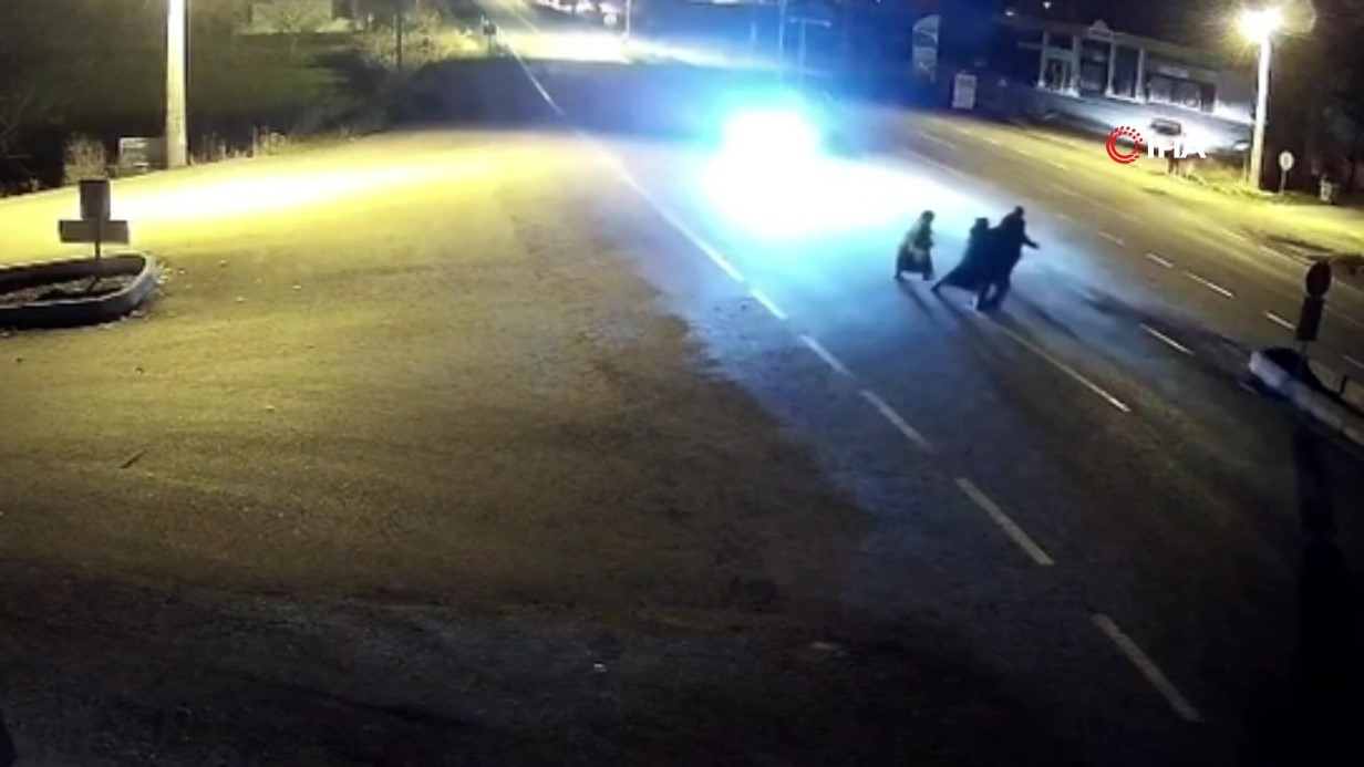 Uşak’ta feci kaza: Otomobilin çarptığı 3 kişi hayatını kaybetti