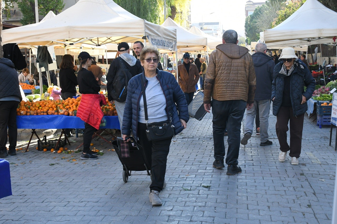 Kuşadası’nda Yerel Üretici Sergisi’nın tezgahları kışa özgü sebze ve meyvelerle doldu