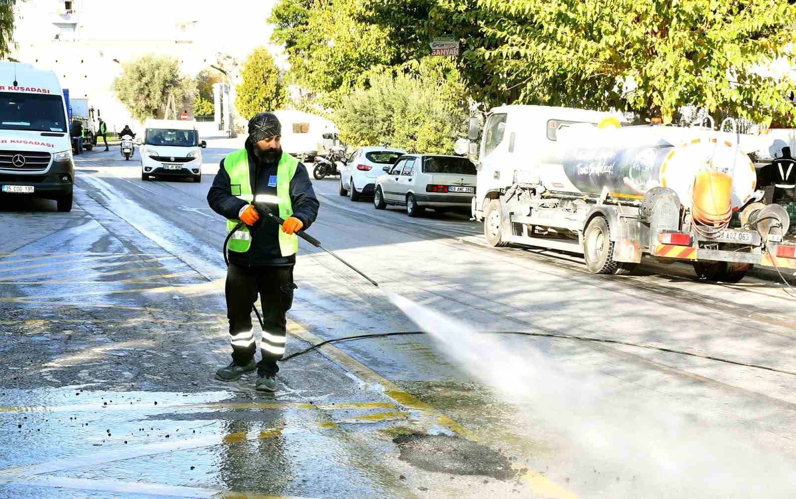 Kuşadası Belediyesi’nden detaylı temizlik çalışması