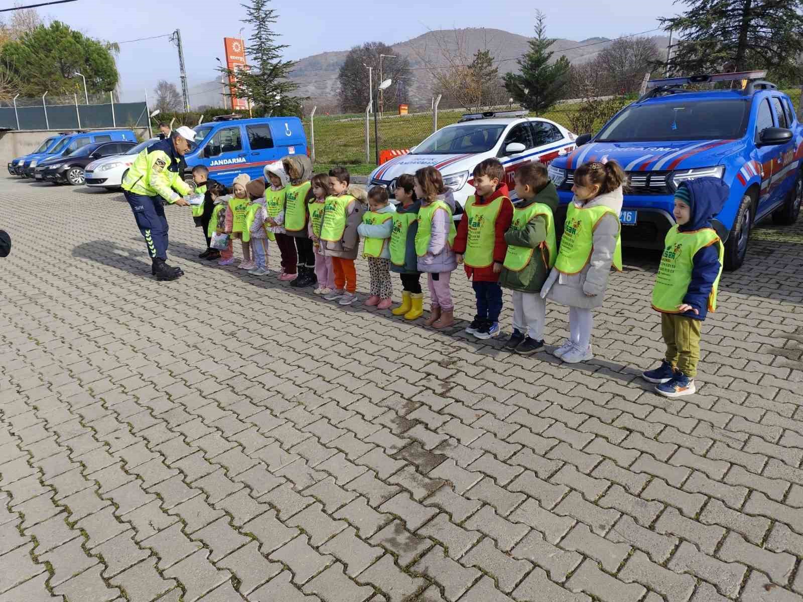 Öğrencilere temel trafik eğitimi verildi