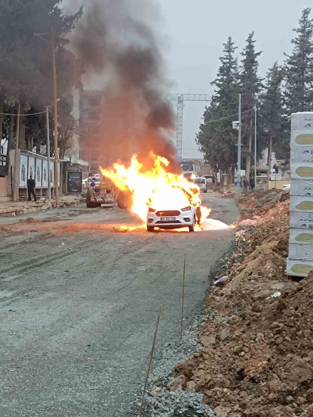 Şantiye çalışmaları esnasında zarar verilen doğalgaz borusundan çıkan alevlerle hafif ticari araç yandı
