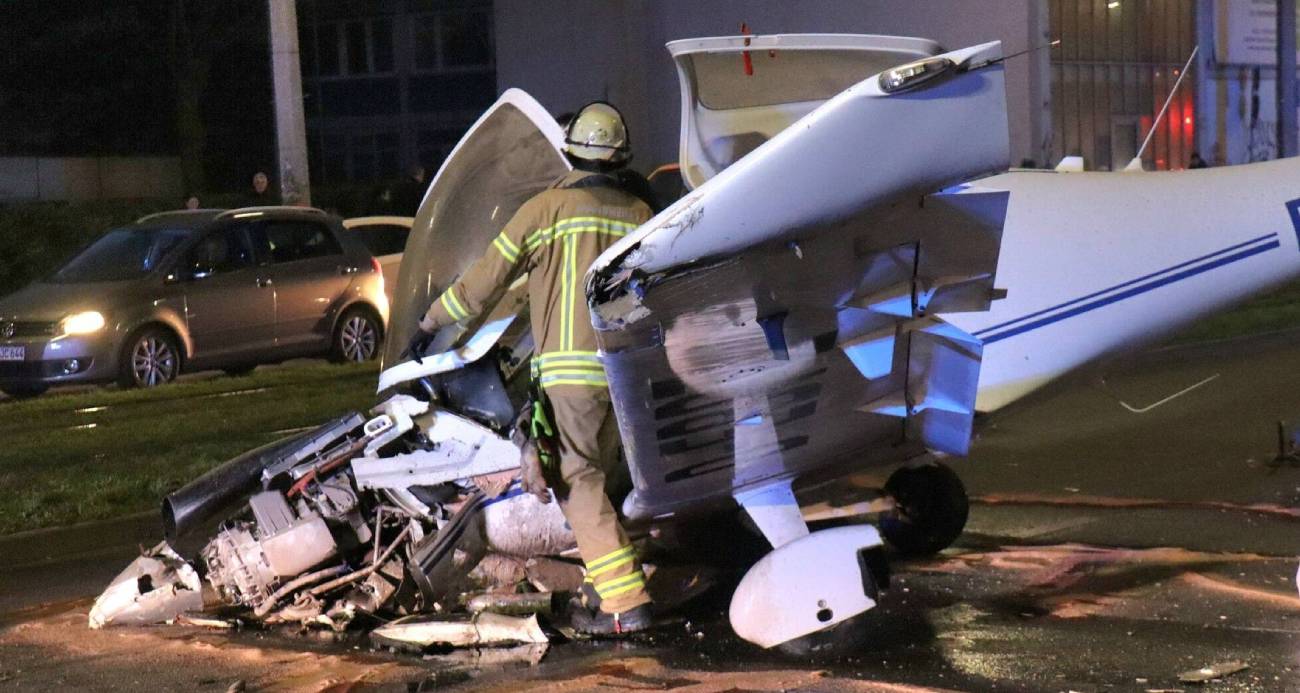 Almanya'da caddeye acil iniş yapan küçük uçak trafik levhasına çarptı: 3 yaralı