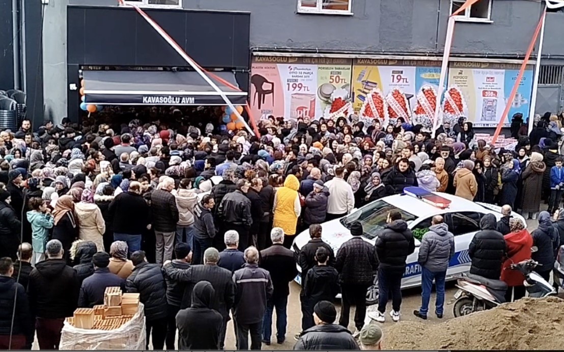 İş yeri açılışında yapılan indirim izdihama sebep oldu