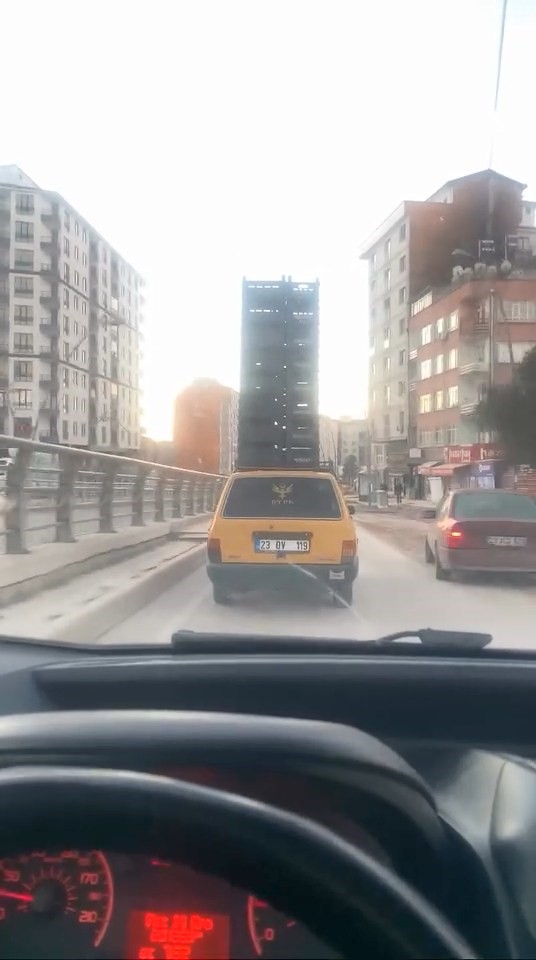 Otomobilin tavanında sebze kasaları taşıdı, trafiği tehlikeye attı