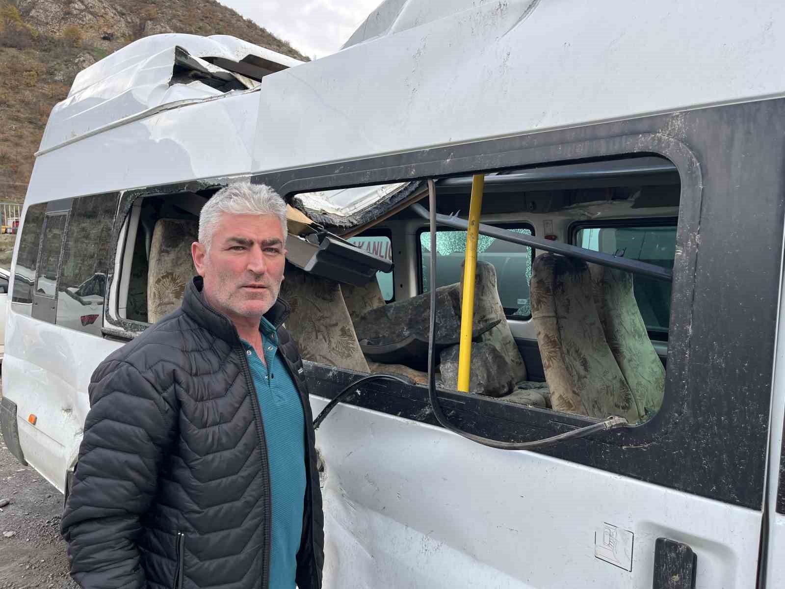 Artvin’de üzerlerine kaya yağan minibüs şoför yaşadıkları korku dolu anları anlattı