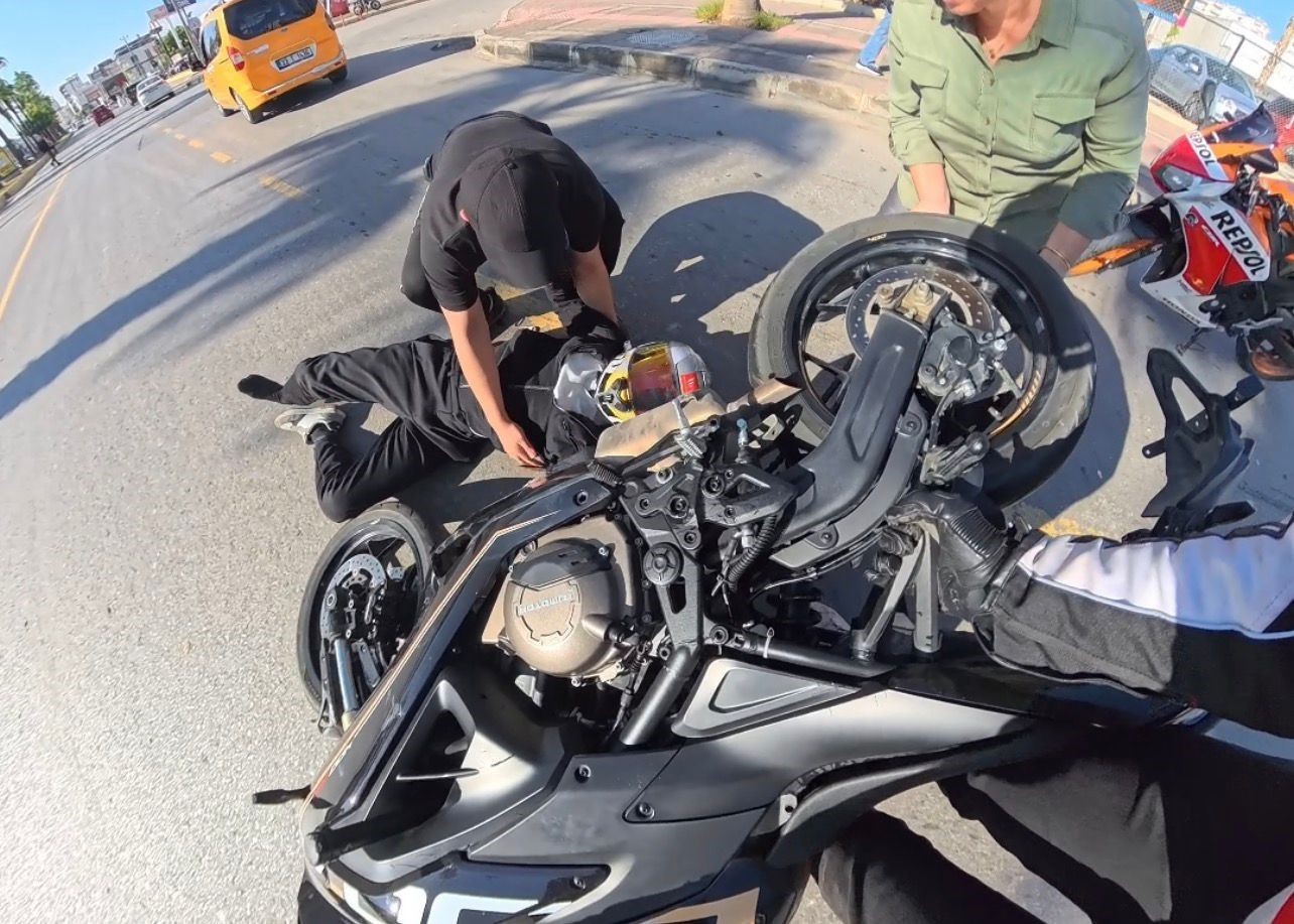Motosiklet sürücüsü kaskı sayesinde yara almadan kurtuldu