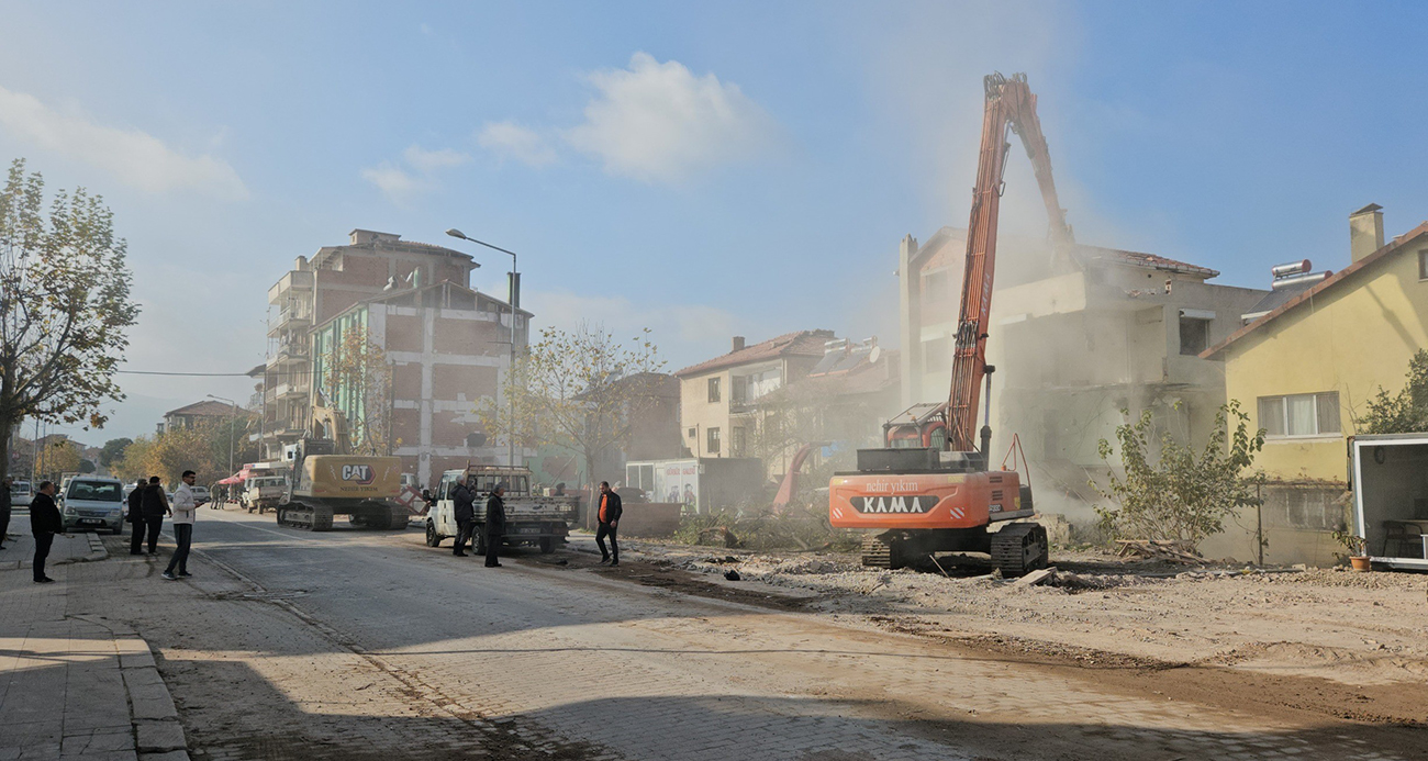Sındırgı’da depremin izleri siliniyor