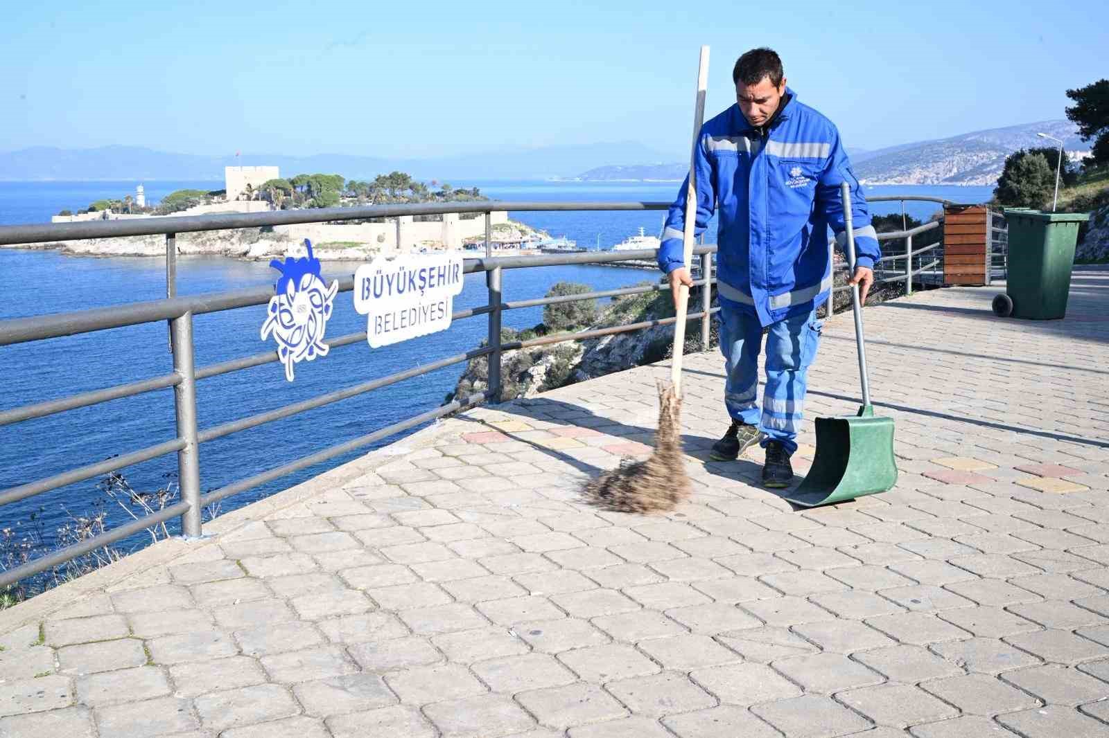 Büyükşehir’den Kuşadası’nda çevre temizliği