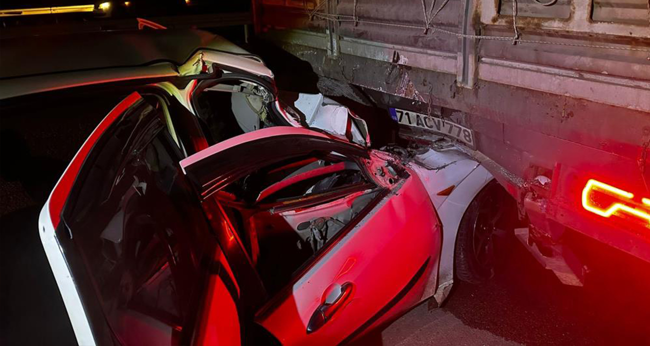 Tıra çarpan otomobil hurdaya döndü: 1 ölü