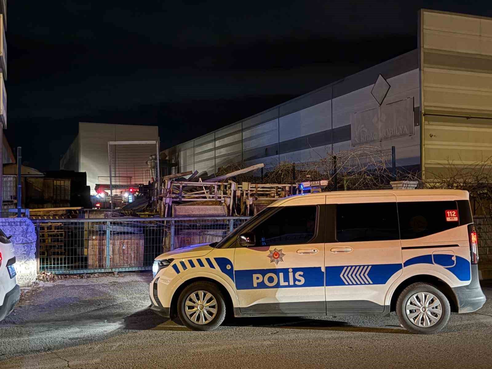 Atık maddeler alev aldı, fabrikaya sıçrayan yangın büyümeden söndürüldü