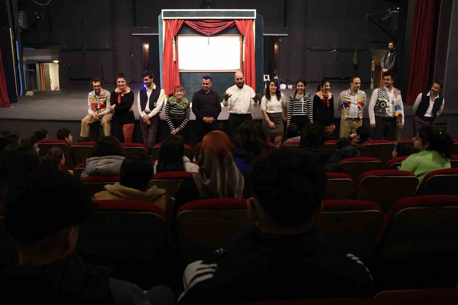 Sahneye renk geldi projesi ile çocuklar sanatla buluştu