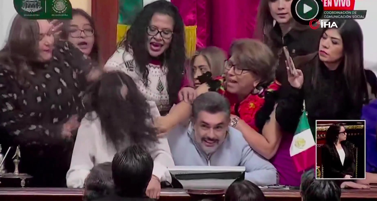 Meksika'da kent meclisi üyelerinden saç saça baş başa kavga