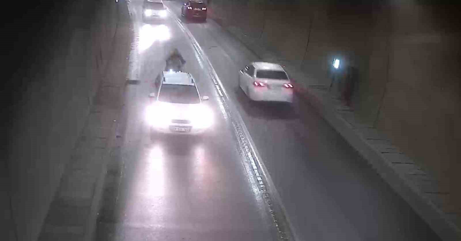 Tünelde bir anda duran otomobile motosiklet çarptı: Kaza anı kamerada