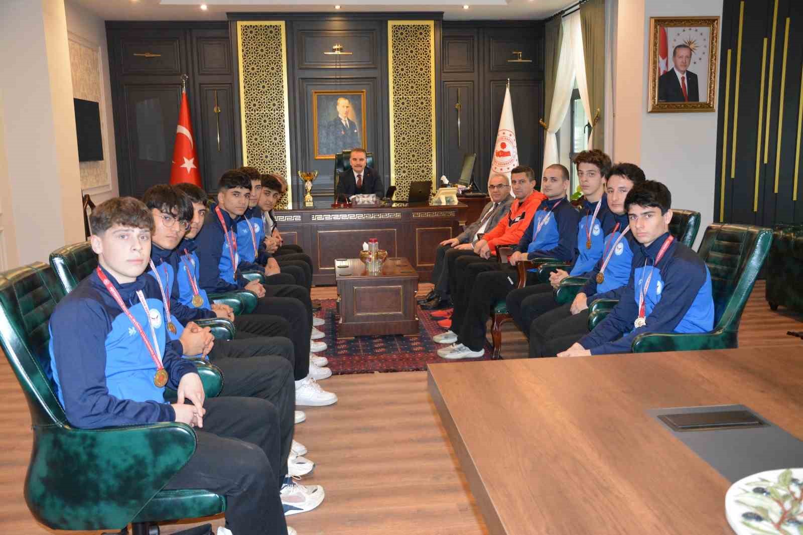 Şampiyon voleybolculardan Kaymakam Odabaş’a ziyaret