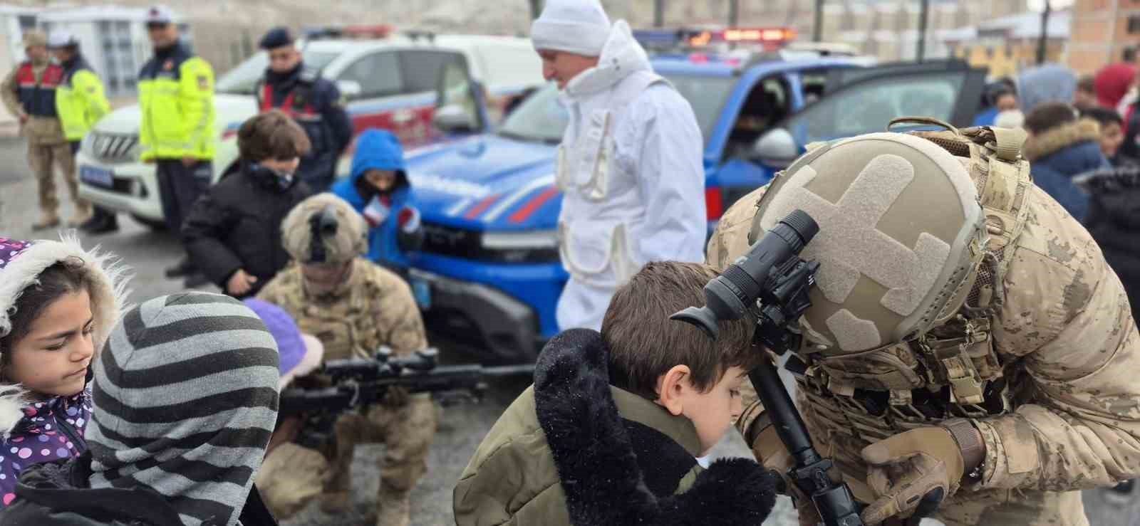 Bayburt’ta jandarmanın kullandığı yerli ekipmanlar ve araçlar öğrencilere tanıtıldı
