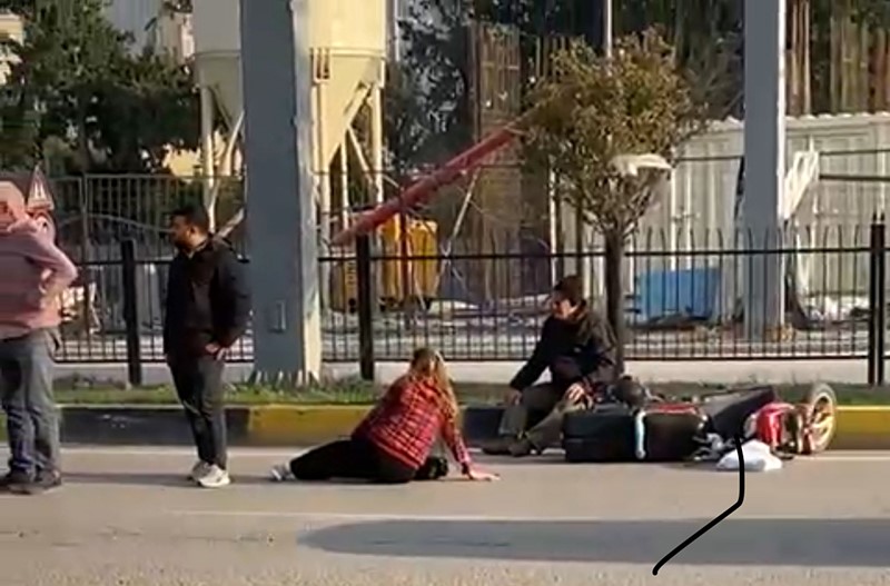 Otomobilin çarptığı motosikletteki 2 kişi yaralandı