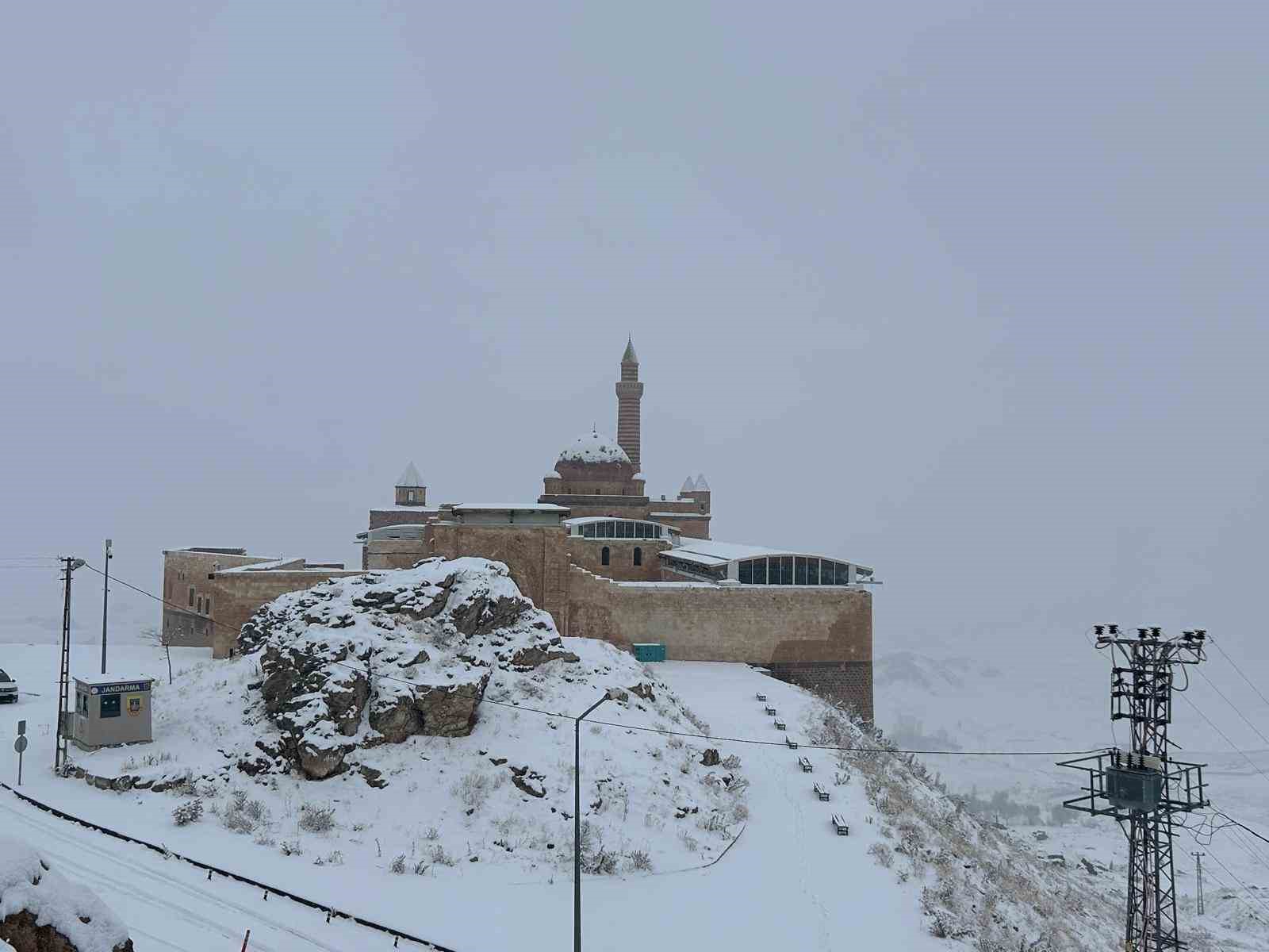 Tarihi İshak Paşa Sarayı beyaza büründü