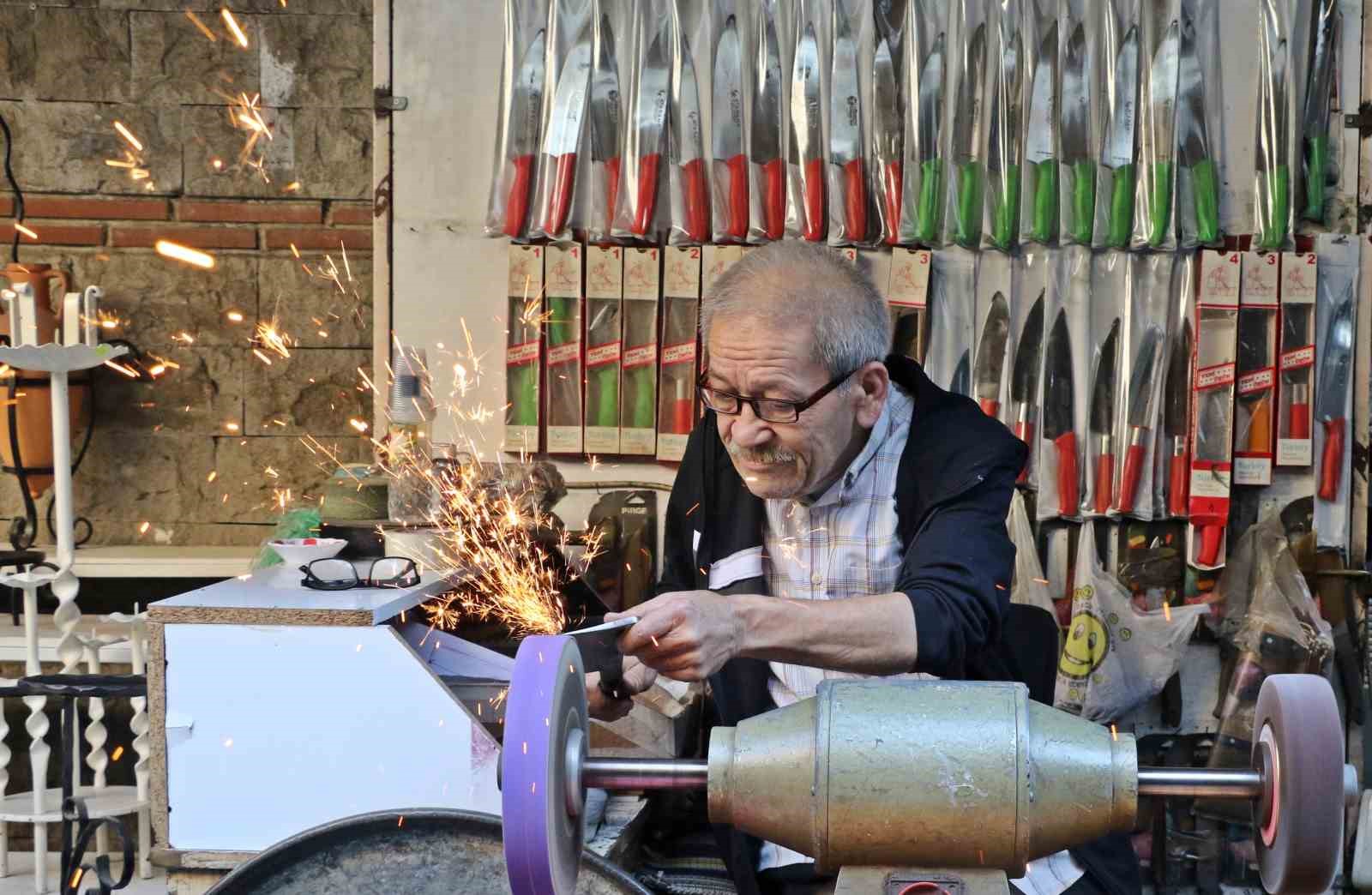 Antalya’da bıçak bileme ustası mesleğini yaşatıyor, 50-60 bin liraya çırak bulamıyor