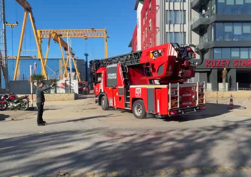 Tuzla Tersanesi’nde gemi yangını paniğe neden oldu