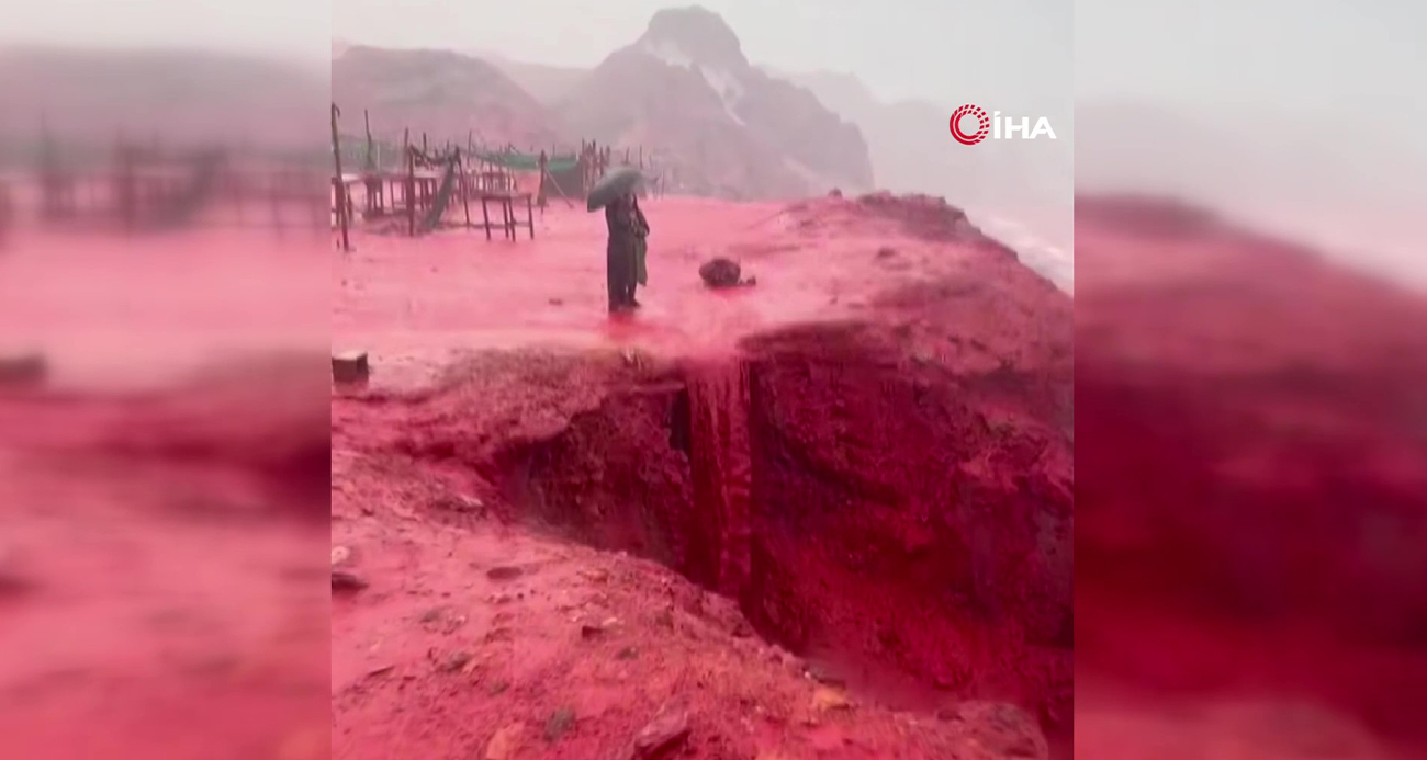 Kızıl Sahil'de deniz suyunun rengi yağışın ardından kızıla döndü