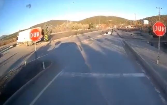 Burdur’da otomobil ile kamyon çarpıştı: Kaza anı kamerada