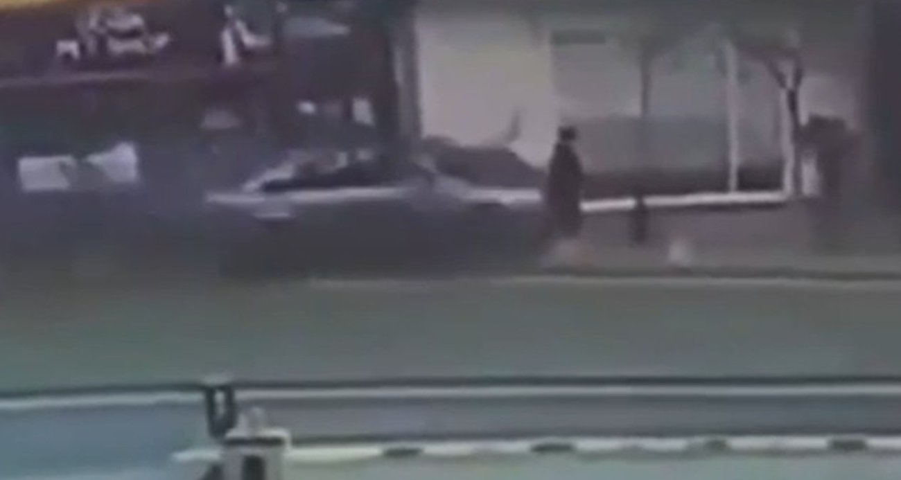 Şişli’de otomobilin yayaların arasına daldığı anlar kamerada