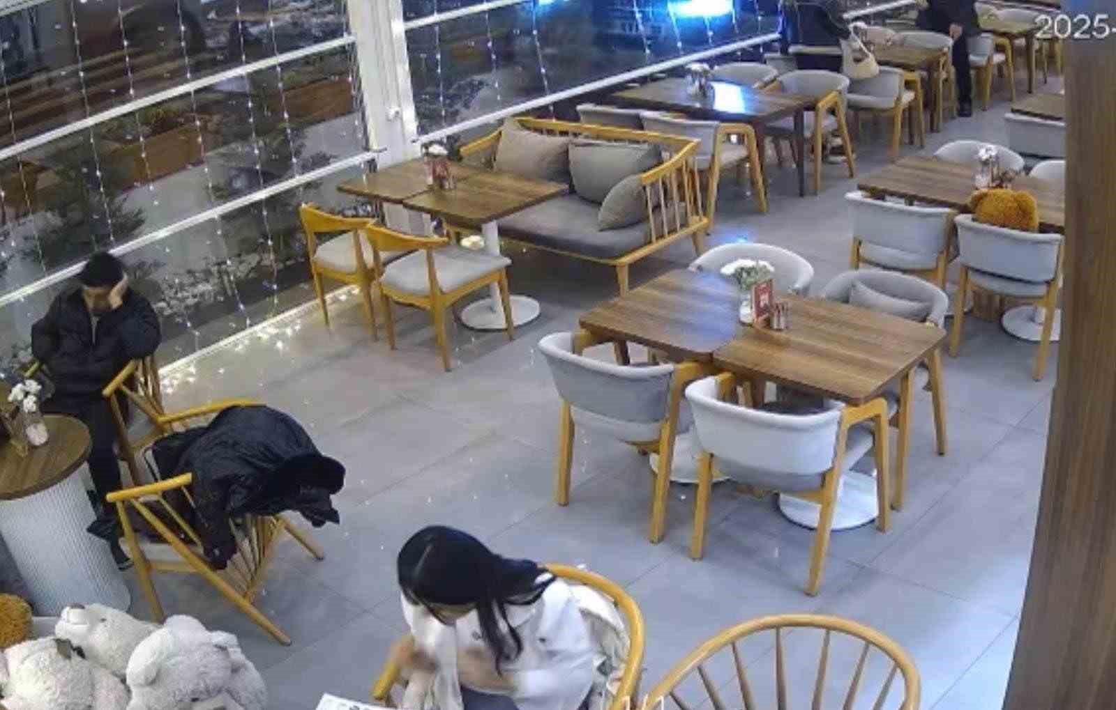 Kontrolden çıkan otomobil kafeteryaya girdi: Saniyelerle kurtuldular