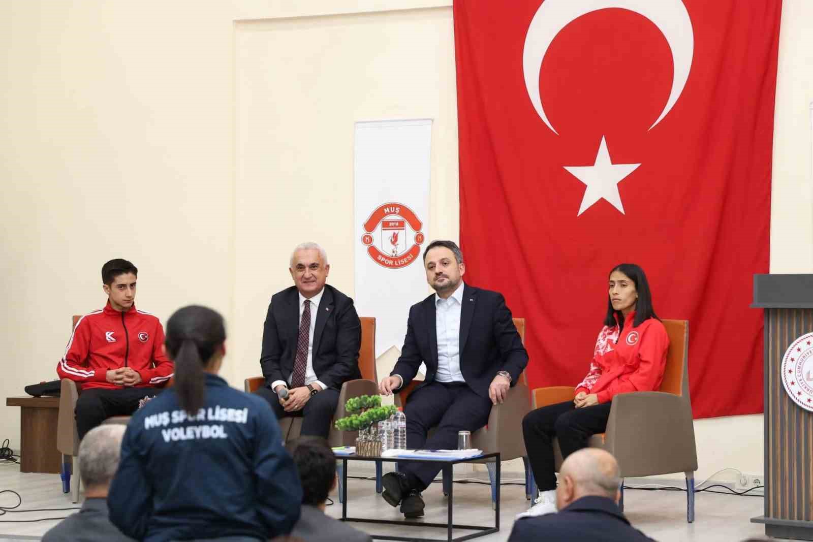Bakan Yardımcısı Eminoğlu, Muş’ta sporun geleceğini gençlerle konuştu