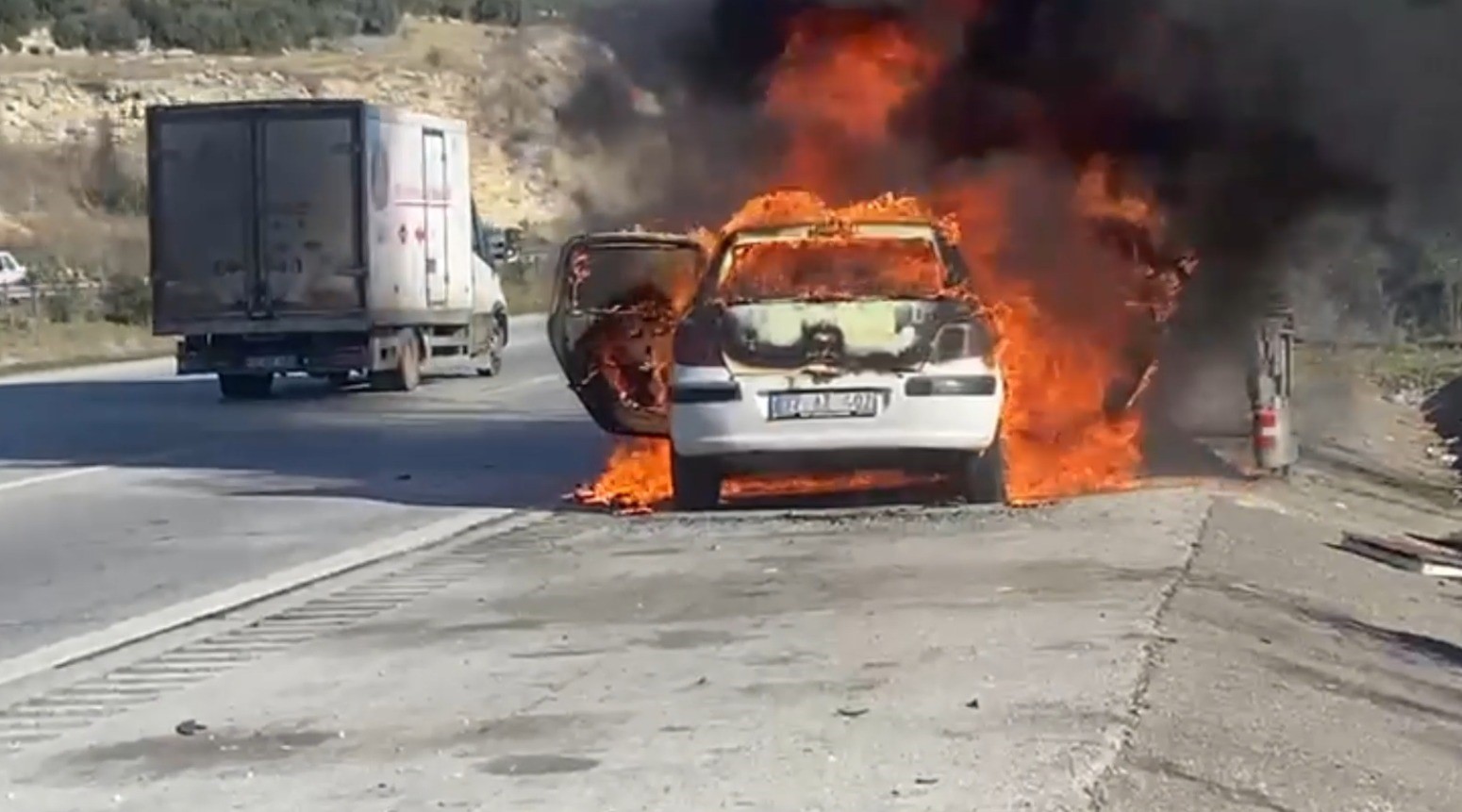 Peugeot marka otomobil alev topuna döndü