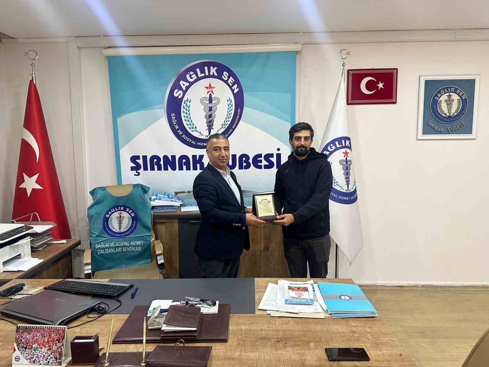 Tayini çıkan Sağlık-Sen temsilcisi plaketle uğurlandı