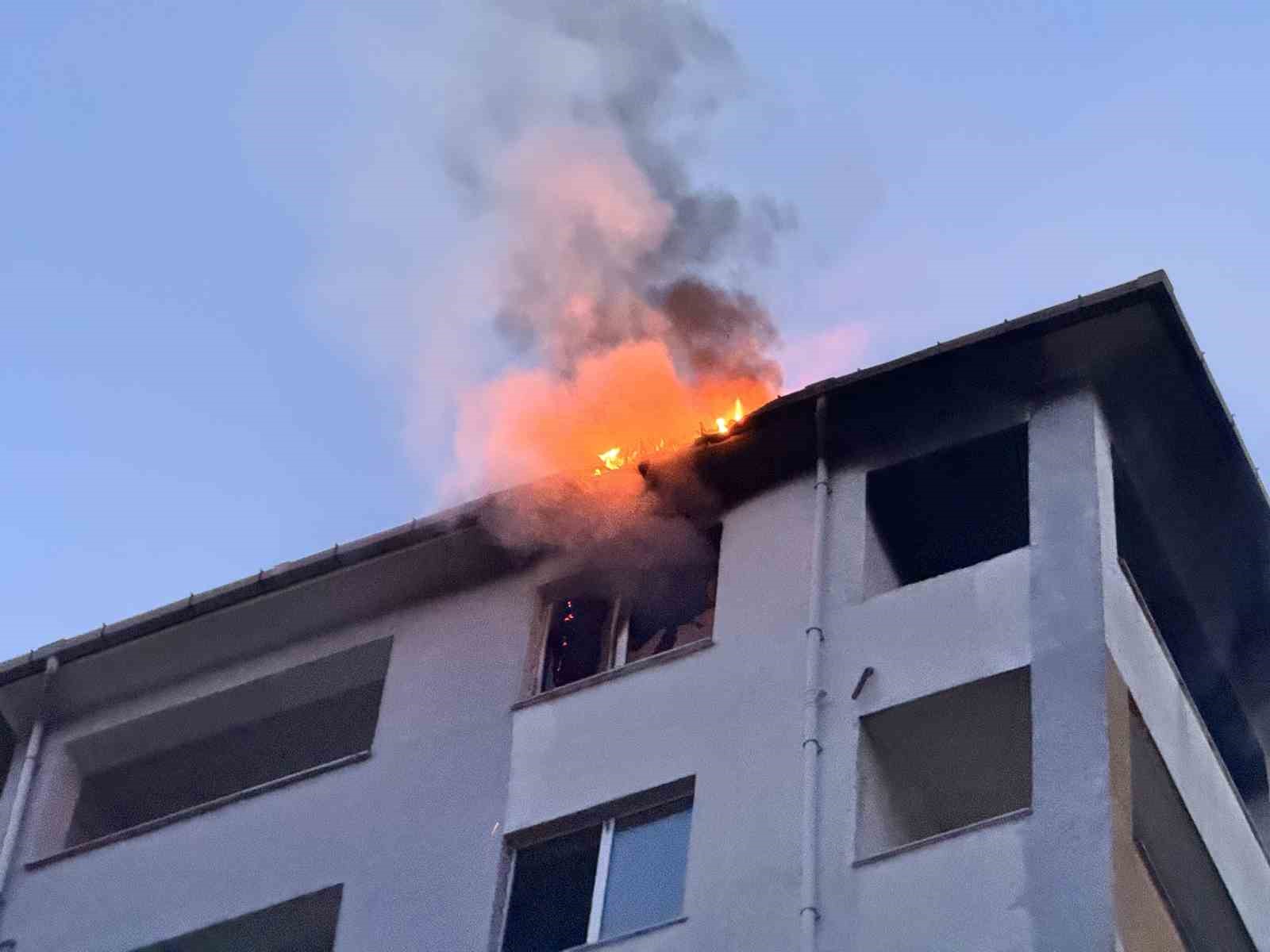 Edirne’de dairede çıkan yangın çatıya  sıçradı