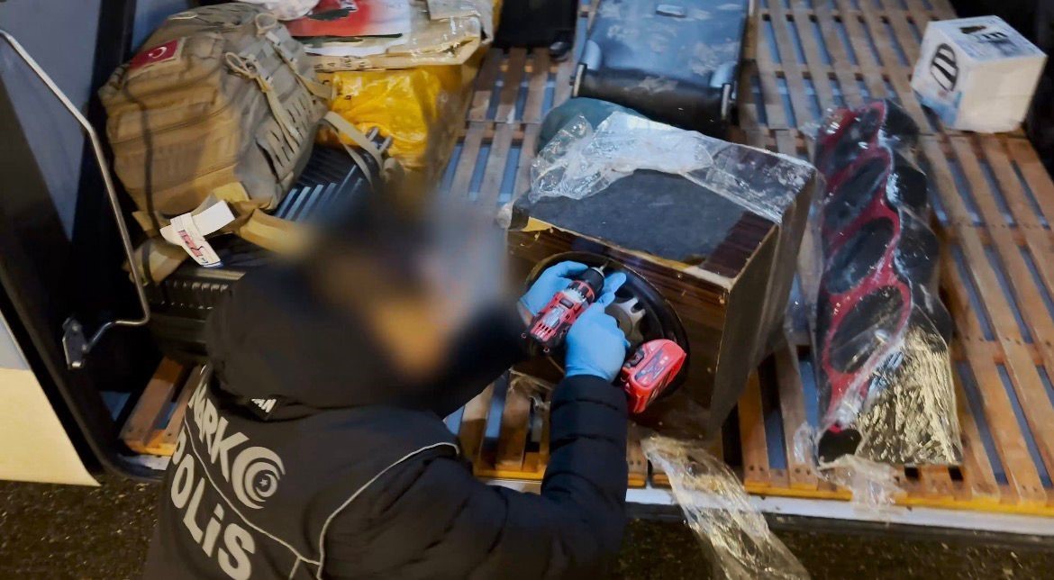 Ses sistemi içerisinde uyuşturucu sevkiyatı narkotik köpeğine takıldı