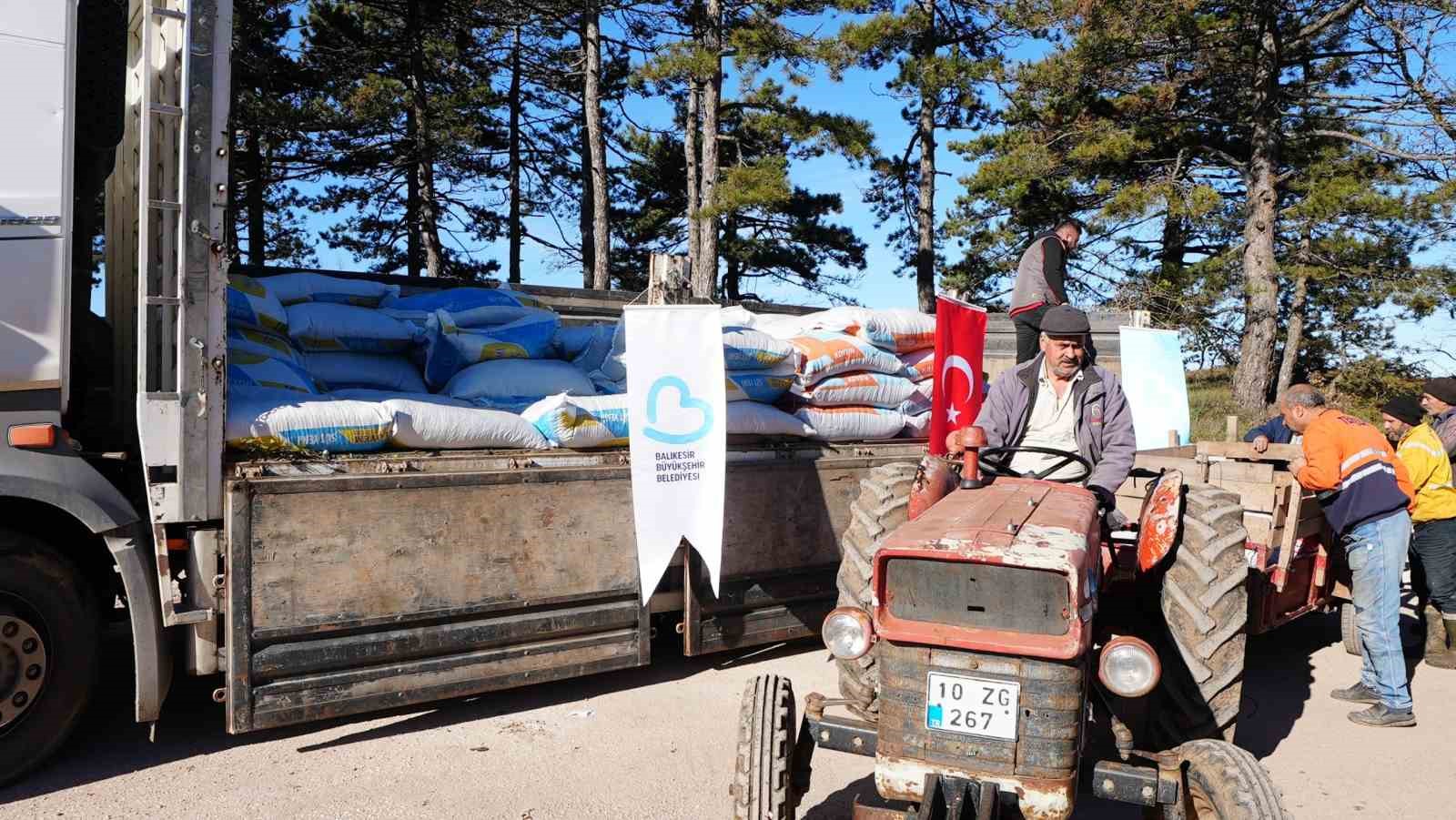 Sındırgılı depremzede çiftçilere hayvan yemi desteği