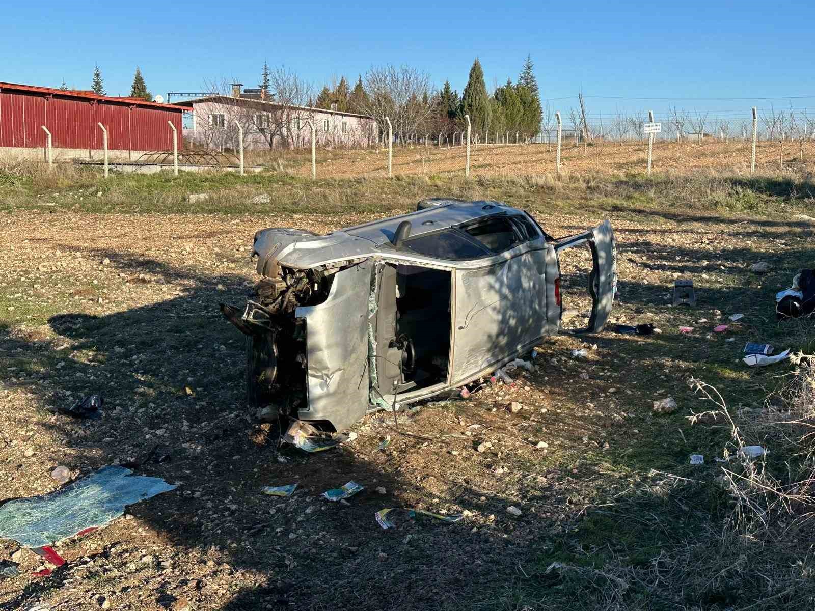 Uşak’ta otomobil tarlaya devrildi: 1’i bebek 5 yaralı