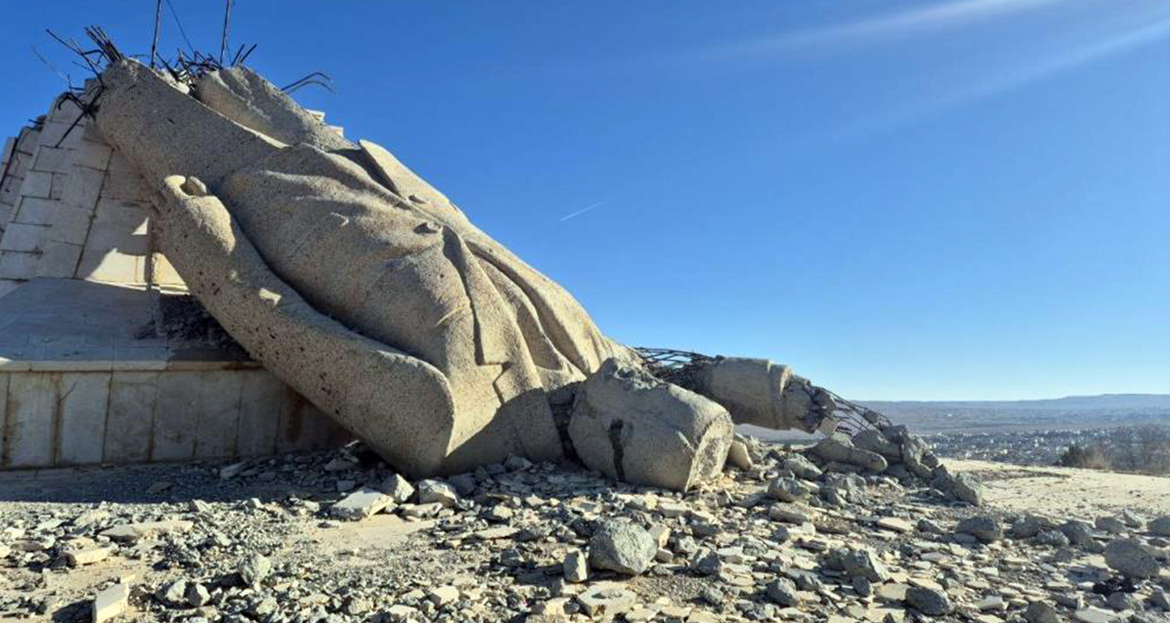 Suriye’de halkın yıktığı Hafız Esad’ın dev heykelinden geriye enkazı kaldı