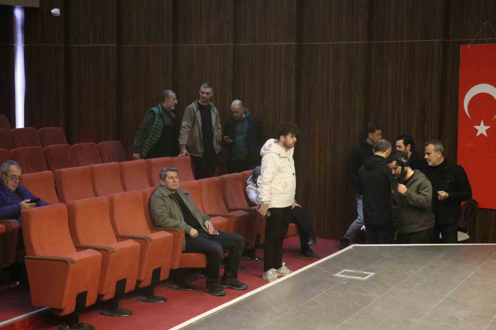 Sakaryaspor’da çoğunluk sağlanmadı, kongre ertelendi