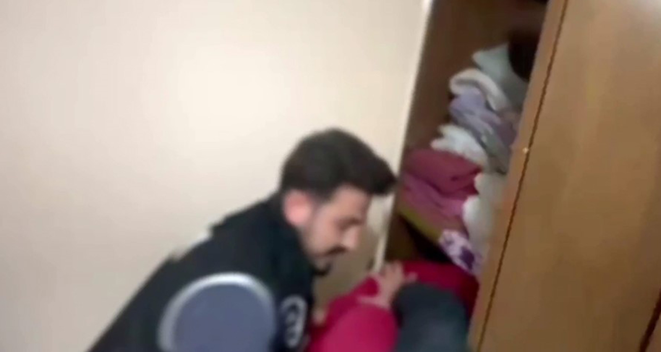 40 yıl hapis cezasıyla aranıyordu, gardıroptan çıktı