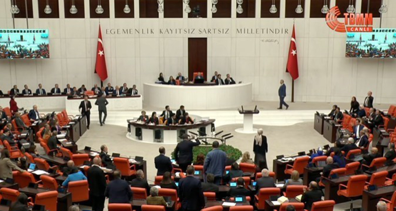 AK Parti Milli Dayanışma, kardeşlik ve Demokrasi Komisyonu raporunu TBMM’ye teslim etti